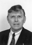 842068 Portret van drs. G.J. Hazenkamp (1932), lid van Gedeputeerde Staten van Utrecht namens het CDA tussen 1994 en 1995.